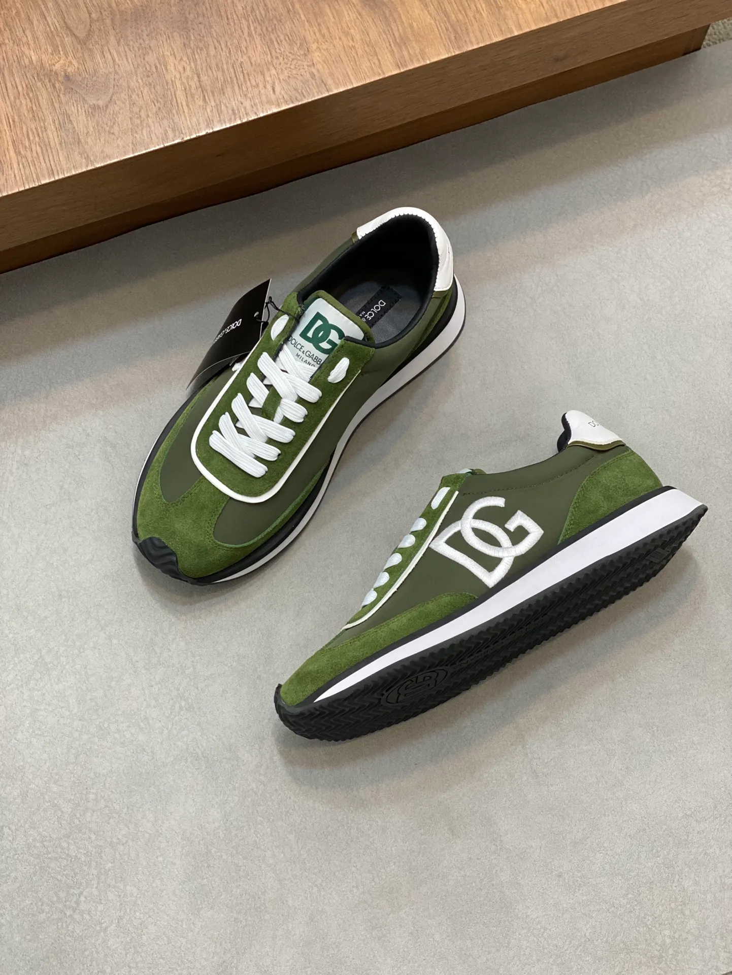 Factory price: 458💰••New products••Dolce&Gabbana••DG✔️High-end men's sports•casual shoes. Original goods from top counters. Original imported cowhide, multi-material splicing design ➕Imported cowhide lining, cowhide feet ➕Original T men's shoes 💰R elastic outsole.  Size: 39-44 (38, 45 customized)